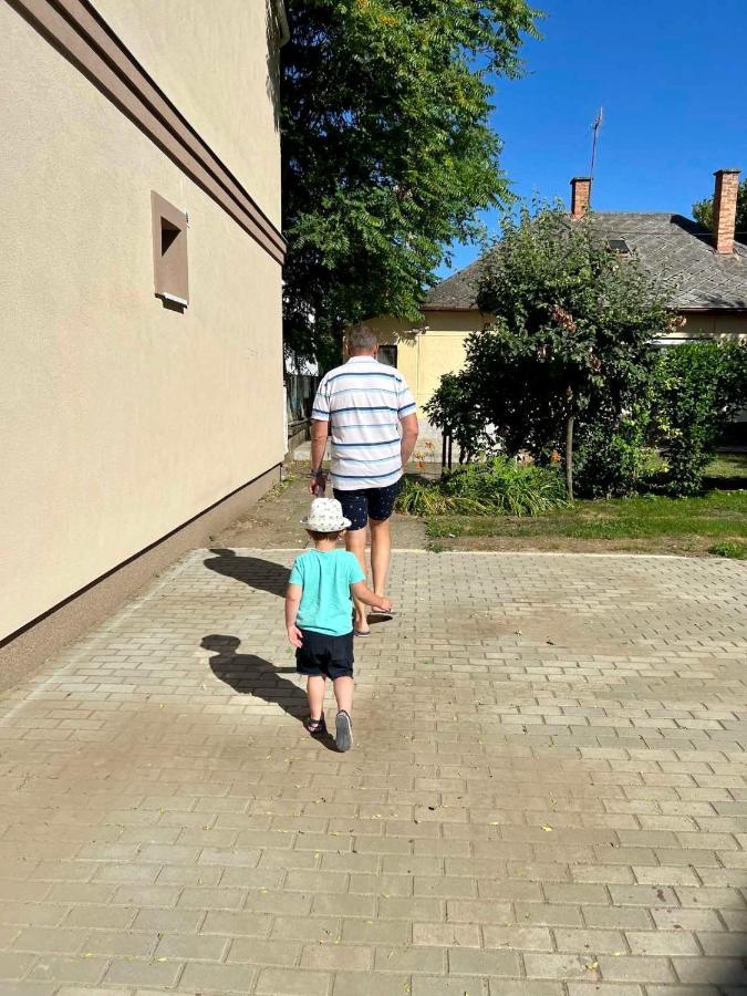Zsuzsa Apartman Hajdúszoboszló Extérieur photo